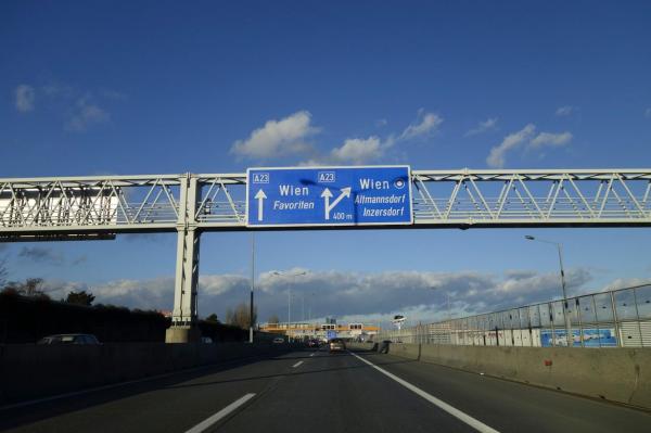 MAE: Românii care tranzitează fără oprire Austria, exceptați de la carantina obligatorie din cauza COVID-19