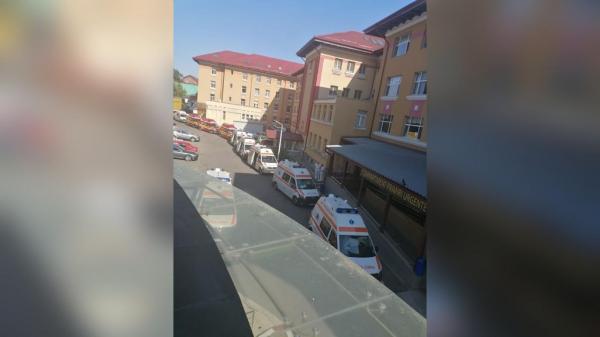 Coadă de ambulanțe la Institutul "Matei Balș", în plină pandemie
