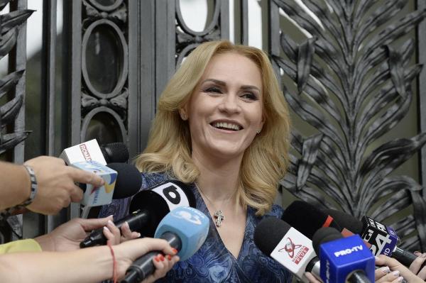 Gabriela Firea face declaraţii presei la intrarea în sediul PSD