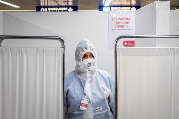 Medic italian priveşte în aeroportul din Milano