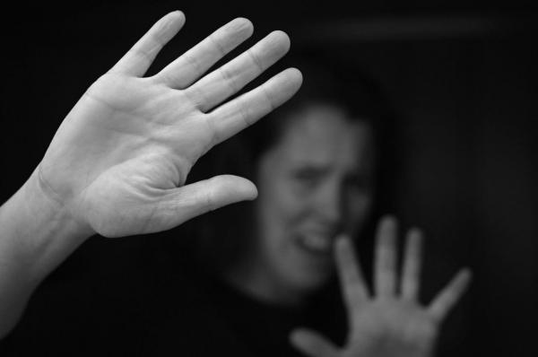 Femeie bătută și batjocorită în casă de față cu copilașul ei, de doi bărbați veniți să se angajeze
