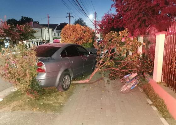 Impactul dintre două mașini a provocat și victime pe trotuar