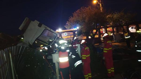 Tir răsturnat în curtea unei familii din Călimănești