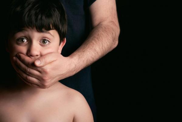 Legea care prevede pedepse mărite pentru pedofili, atacată de Guvern la CCR pe motiv că e discriminatorie