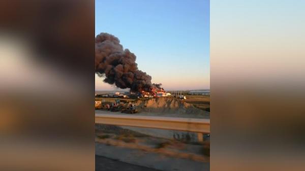 Un service auto din Craiova a ars ca o torță, fumul a fost vizibil de la kilometri