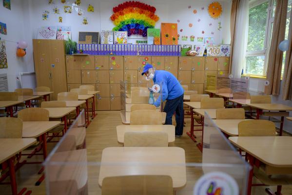 Mai multe școli „roșii” și „galbene” din București ar putea schimba scenariul