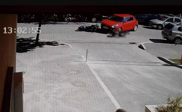 Accident filmat în Buzău, un tânăr se înfige cu motocicleta într-o mașină