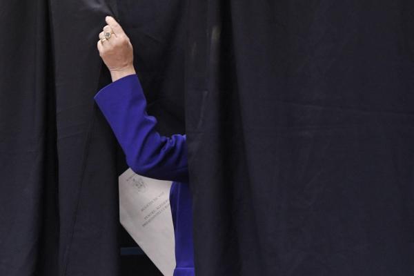 Alegători supravegheaţi ilegal în cabinele de vot, la o secție de votare din Dolj