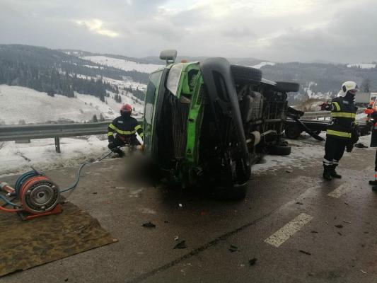 Doi morţi la Suceava, în Pasul Mestecăniş, după ce un microbuz s-a răsturnat