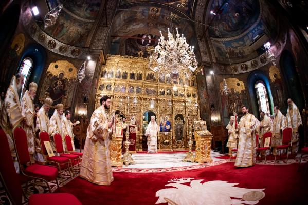 Patriarhul Daniel, alături de un sobor de preoți, transmite un mesaj de pace și unitate cu ocazia sărbătorilor pascale