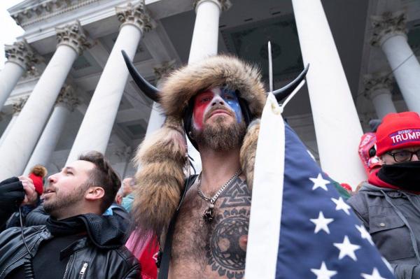 Jacob Anthony Chansley, care se recomandă drept „Șamanul QAnon”, îi cere lui Donald Trump să îl grațieze