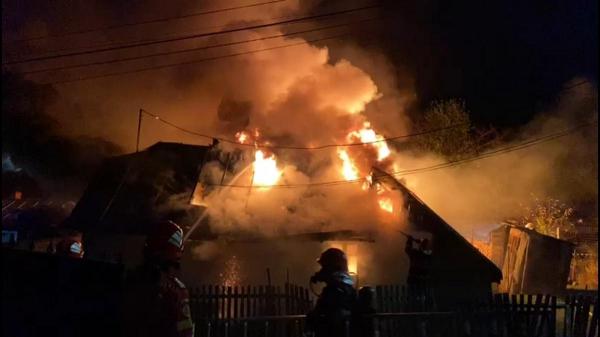 Un bebeluş de 5 luni a murit, în Neamţ, după ce a luat foc patul pus lângă sobă