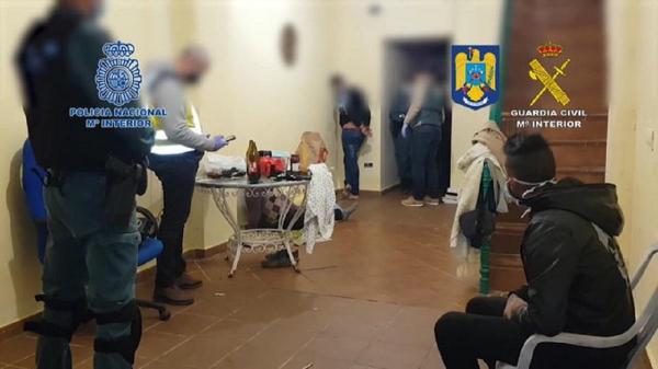 Românii sunt acuzaţi de comiterea mai multor infracţiuni