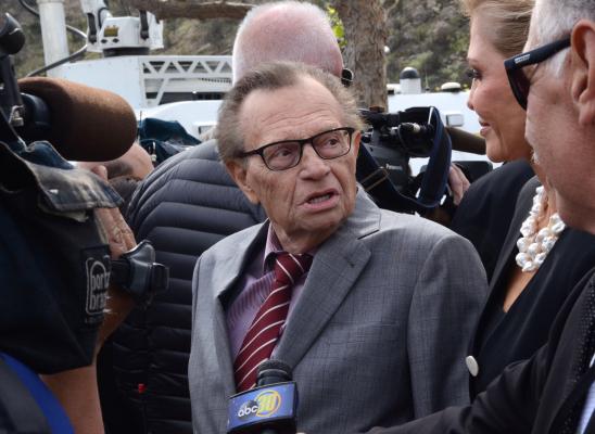 Larry King a murit, la câteva săptămâni după ce a fost testat pozitiv pentru Covid-19