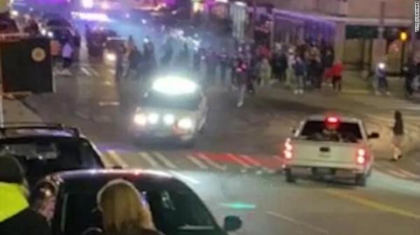 Gloată spulberată fără milă de un poliţist din SUA, după ce tinerii ar fi încercat să-i spargă geamurile maşinii de poliţie