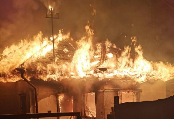 Un bărbat din Vaslui şi-a dat de mai multe ori foc la casă, însă pompierii o stingeau repede, de fiecare dată. Aseară a reuşit, într-un final
