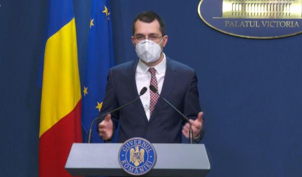 Vlad Voiculescu, ministrul Sanatatii, susține o declarație de presă