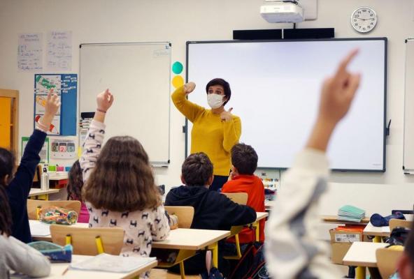 SONDAJ: Credeți că redeschiderea școlilor poate fi făcută în siguranță, având în vedere că profesorii nu au fost vaccinați?