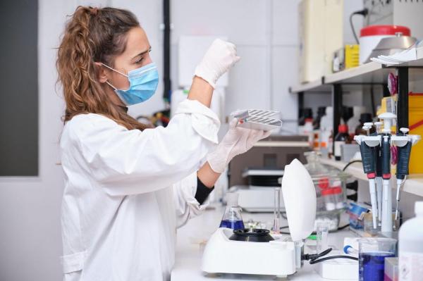 O laborantă procesează un test pentru coronavirus