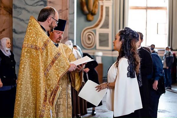 Preoţi în biserică