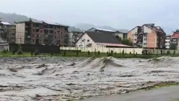 Cod roşu de inundaţii pe mai multe râuri din Vâlcea, Gorj şi Mehedinţi. Hidrologii anunţă fenomene periculoase