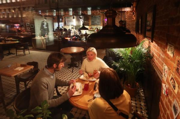 Oameni în restaurant