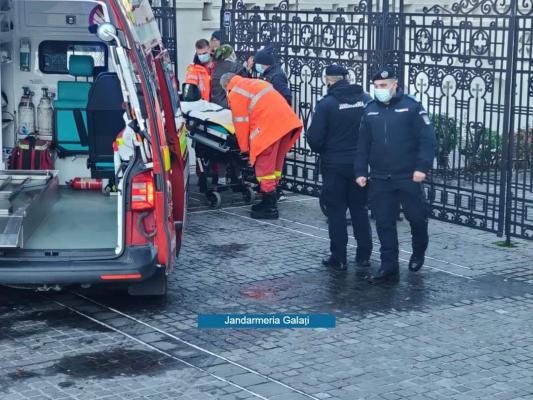 Bătrână ajutată de jandarmi