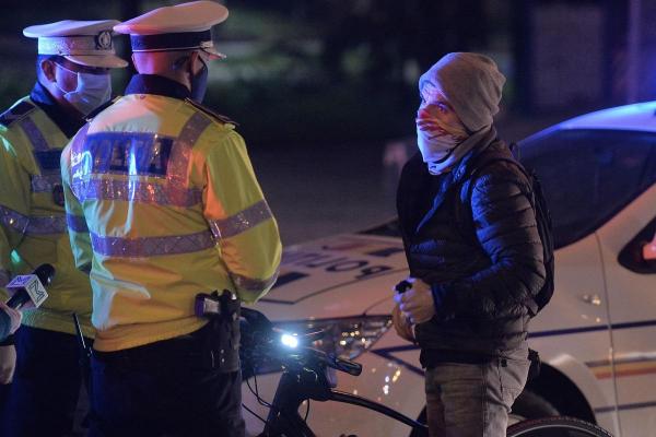 Politisti participa la o actiune de verificare a respectarii masurilor pentru limitarea raspandirii covid