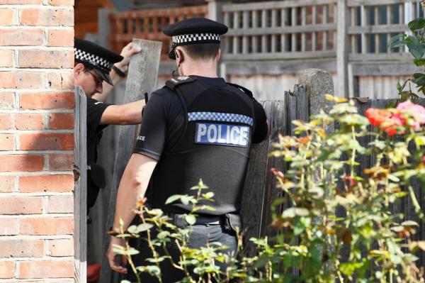 Poliţiştii, în faţa casei familiei ucise de criminalul din Alpi (2012)