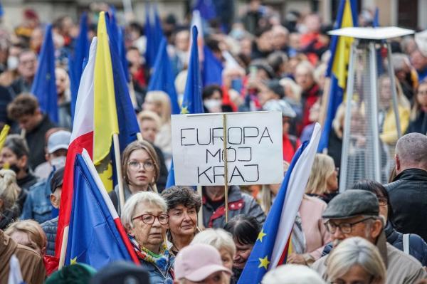 Zeci de mii de polonezi au demonstrat duminică pentru a sprijini apartenenţa la Uniunea Europeană a Polonie