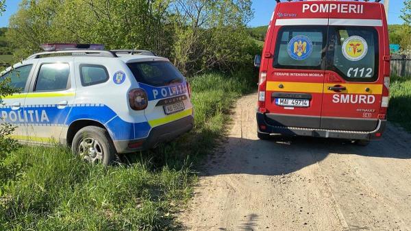 Un bătrân a murit electrocutat în Alba, în timp ce scutura nucul. Omul a folosit o bară metalică, lângă calea ferată