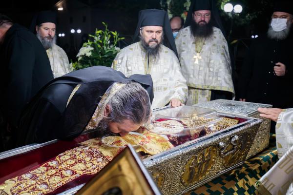 Preotul Constantin Sturzu, despre pelerinii care îşi dau masca jos atunci când sărută racla: Este un act de credinţă, nu putem interveni în relaţia omului cu Dumnezeu