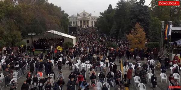 Coadă de peste un kilometru la Sf Parascheva. 5.000 de oameni, la rând pentru a săruta racla cu moaște. Nu toți respectă regulile. VIDEO