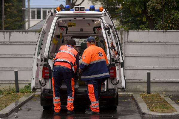 Explozie într-un bloc de garsoniere din Buzău. O fetiţă de 8 ani şi bunica ei au fost rănite