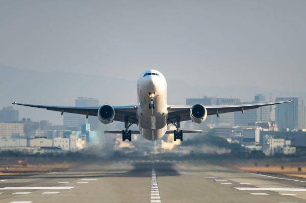Un pilot a uitat să pornească al doilea motor al unui avion cu pasageri la decolare. Lanț de greșeli uriașe comise în aer după lockdown