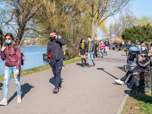 Tineri se plimbă în parcul Herăstrău din București