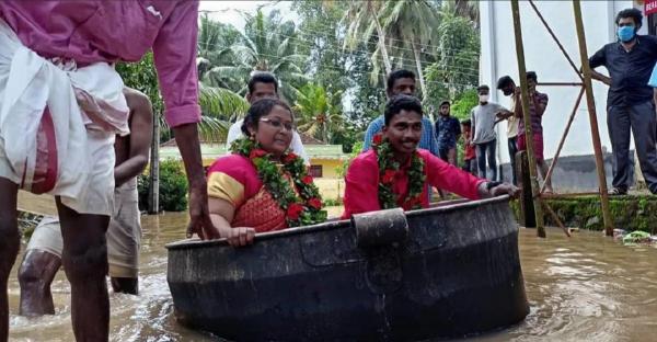 Un cuplu din India a ajuns la propria nuntă într-un cazan de gătit, după ce străzile au fost inundate