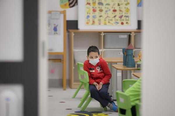 Peste 400 de elevi și profesori din Vâlcea s-au infectat cu Covid-19. 12 școli au trecut toate clasele în online