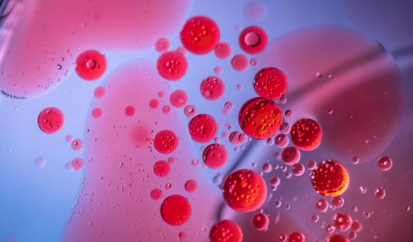 O nouă mutație a coronavirusului, derivată din Delta, se răspândește rapid în UK. Este responsabilă pentru 10% din cazurile actuale