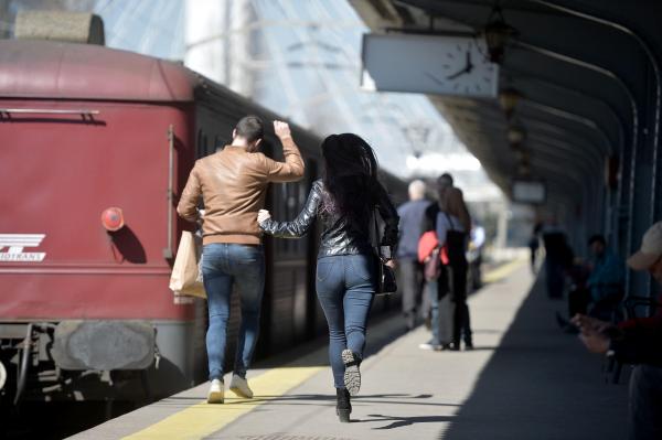 Mersul trenurilor, dat peste cap de o avarie la alimentarea cu energie: Întârzieri între 100 şi 300 de minute