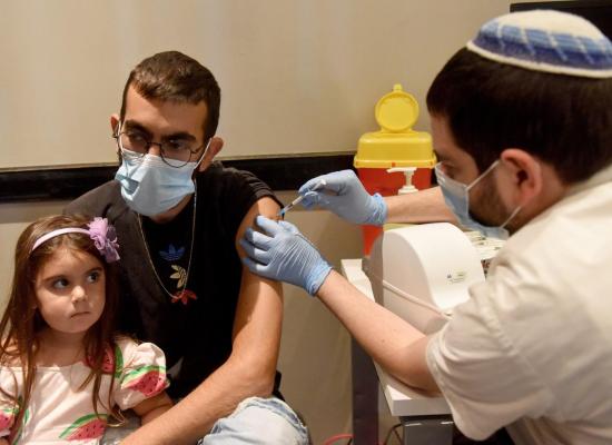 Israelienii care nu îşi fac doza a treia de vaccin anti-COVID şi-ar putea pierde certificatul verde Covid
