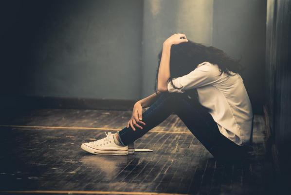 O adolescentă violată a fost ignorată de oamenii legii luni întregi. Poliţiştii l-au acuzat însă pe tatăl fetei care l-a înjunghiat pe violator, în Israel