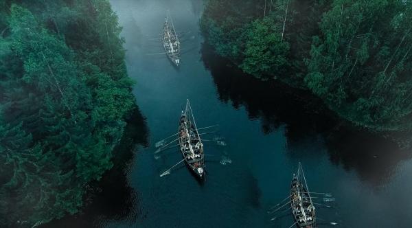 Vikingii traversând un râu