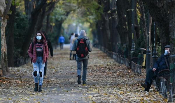 Oameni se plimba intr-un parc din Bucuresti