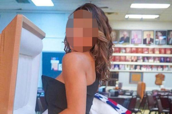 Tânără, aspru criticată după ce s-a fotografiat în ipostaze indecente lângă sicriul tatălui, la înmormântare