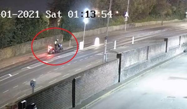 Un motociclist și-a înscenat propriul accident, ca să-și bată joc de polițiști, paramedici și pompieri. A fost filmat de camere, pe un drum din Anglia