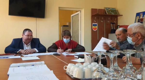 O şedinţă a Consiliului Local din comuna Schela, judeţul Galaţi, s-a încheiat cu scandal