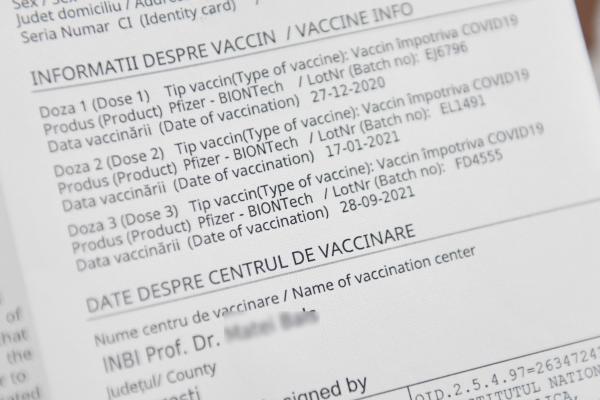 O asistentă medicală din Gorj care elibera certificate de vaccinare false a fost reținută. Cerea în jur de 2000 de lei pentru un certificat