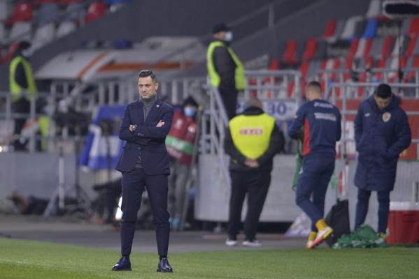 Mirel Rădoi privește îngândurat spre elevii săi