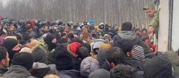 Haos la graniţa Poloniei cu Belarus. Mii de migranţi s-au înghesuit pentru a primi ajutoarele umanitare, aruncate din camioane - VIDEO